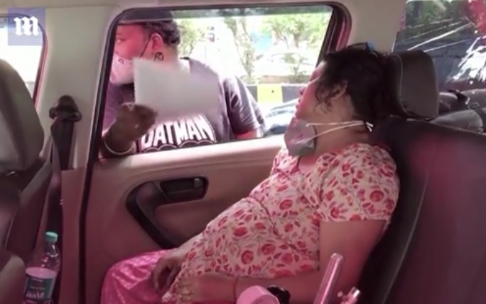 Video: Các bệnh nhân Covid-19 Ấn Độ vật vã mòn mỏi chờ đợi bình oxy trong nắng nóng